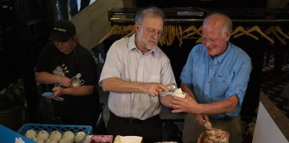 Los cofundadores de Ben & Jerry's, Ben Cohen (izquierda) y Jerry Greenfield, sirven el nuevo sabor de helado de Ben & Jerry's